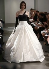Robe de mariée avec un corsage noir de Vera Wong