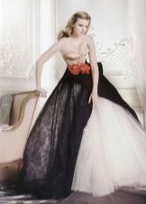 Robe de mariée avec ceinture rouge et jupe noire