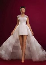 Robe de mariée de la collection Aristocrat courte avec une boucle