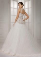 Robe de mariée avec dos partiellement ouvert