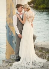 Robe de mariée élégante avec une coupe au dos droit