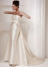 Robe de mariée avec des perles sur le corsage