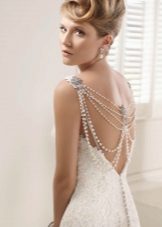 Robe de mariée avec dos ouvert et fil de perles