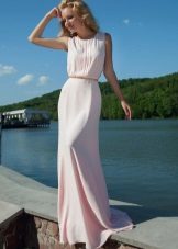 Robe de soirée rose pâle pour un restaurant