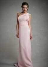 Robe de soirée rose sur une épaule