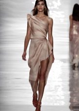 Robe de soirée courte en soie sur une épaule