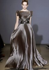 Robe de soirée avec drapé sur le corsage