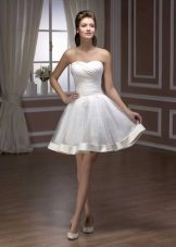 Une robe de mariée courte et luxueuse de la collection Pearl de Hadassah