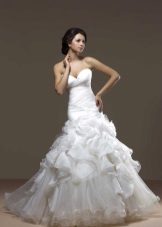 Robe de mariée avec une jupe moelleuse de la collection Gold de Hadassah