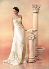 Robe de mariée de la collection Hellas sur une épaule