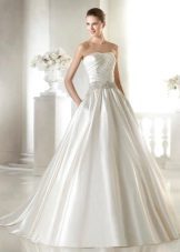 La robe de mariée A-line bordée de G de San Patrick