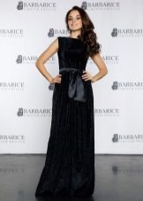 Robe noire en velours au sol