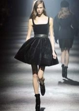 Robe en velours avec bretelle courte moelleuse