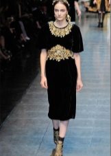 Robe midi en velours avec décor doré