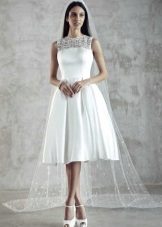 Robe de mariée blanche moelleuse et courte