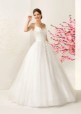 Robe de mariée blanche moelleuse à bretelles