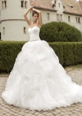 Robe de mariée blanche magnifique avec une jupe à plusieurs couches