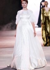 Robe de mariée blanche avec une manche moelleuse