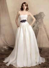 Robe de mariée blanche avec ceinture noire