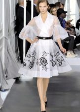 Robe de mariée blanche avec motif noir
