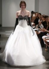 Robe de mariée blanche avec un corsage noir