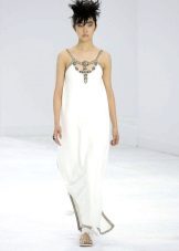 Robe de mariée blanche avec une bordure noire