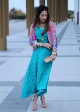 Robe turquoise en combinaison avec du rose