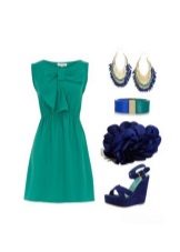 Robe turquoise avec accessoires bleus