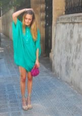 Robe turquoise avec un sac à main rose