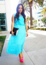 Robe turquoise avec chaussures roses et bijoux