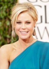 Blonde en robe turquoise et maquillage en dessous