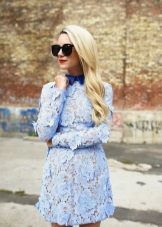 Robe bleue avec col bleu