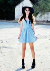Bottes noires pour robe bleue