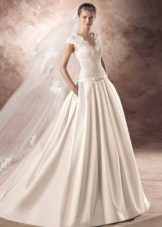 Dentelle une ligne avenue robe de mariée en diagonale