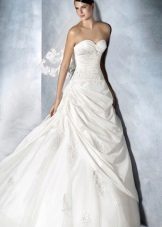 Robe de mariée blanche avec draperie