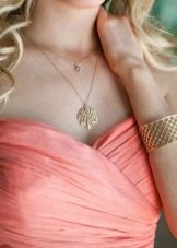 Bijoux en or à une robe de corail