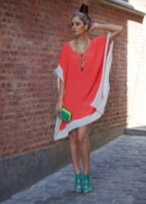 Robe de couleur corail en combinaison avec le vert