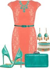 Robe corail en combinaison avec des accessoires verts
