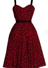 Robe rouge à imprimé léopard