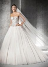 Magnifique robe de mariée avec strass sur le corset
