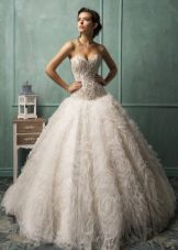 Magnifique robe de mariée avec le corset décoré
