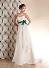 Robe de mariée avec ceinture verte