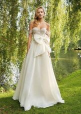 Robe de mariée avec un grand noeud