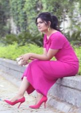 Robe fuchsia avec des chaussures roses