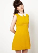 Robe moutarde à col blanc