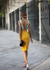 Belle robe avec jupe moutarde