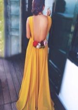 Robe moutarde à dos ouvert et roses