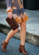 Bottines brunes pour une robe à la moutarde bleue