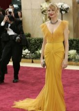 Blonde en robe moutarde
