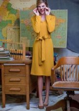 Robe moutarde à chaussures marron
